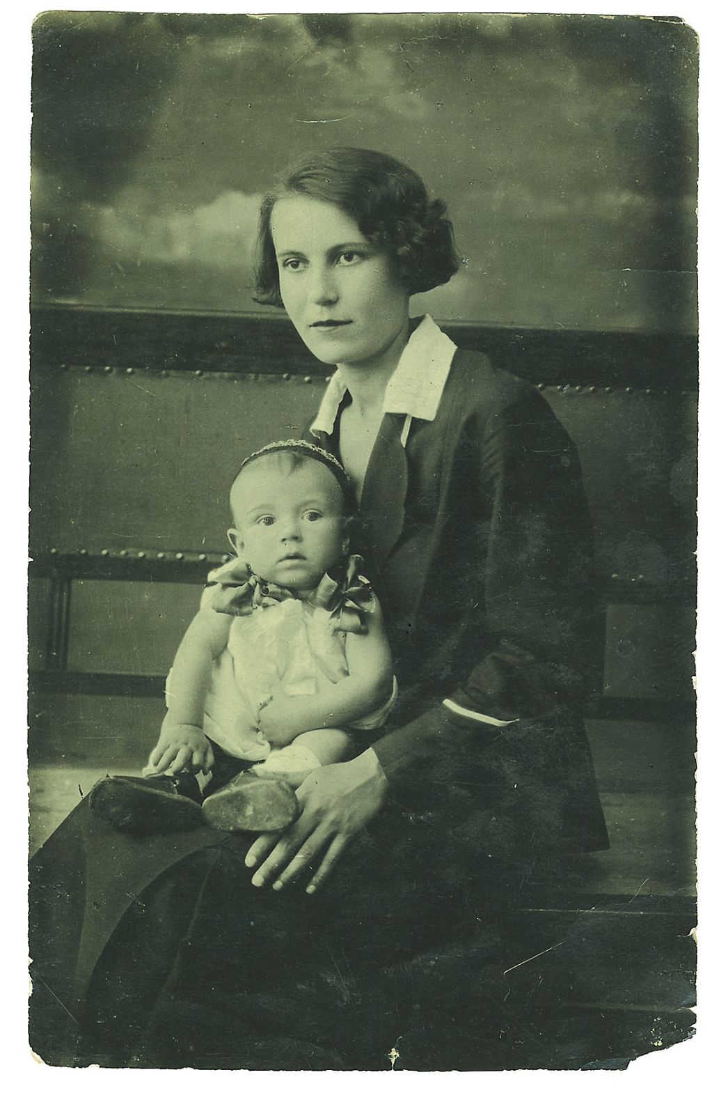 Aleksandra Pawlowna Lawrik mit ihrem Sohn Anatolij, 1936