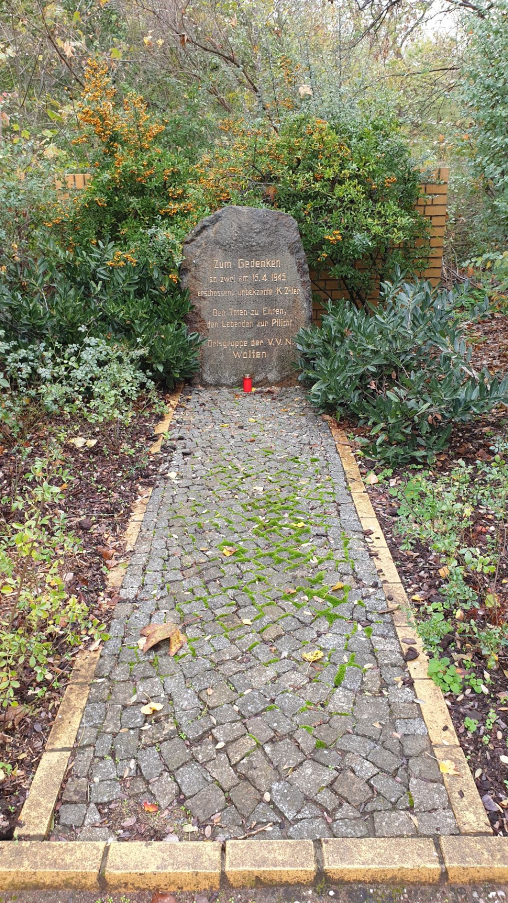 Gedenkstein zur Erinnerung an zwei unbekannte verstorbene KZ-Häftlinge in der Leipziger Straße in Wolfen, 2019