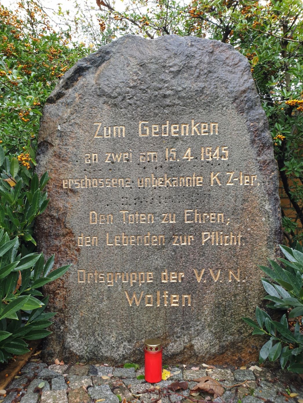 Gedenkstein zur Erinnerung an zwei unbekannte verstorbene KZ-Häftlinge in der Leipziger Straße in Wolfen, 2019