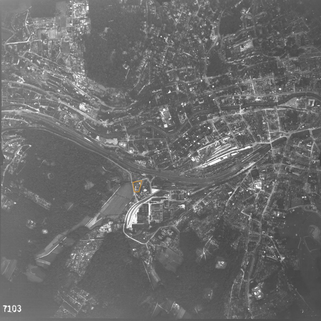 Der ehemalige Lagerstandort in der Schule am Königshöher Weg. Aufnahme der alliierten Luftaufklärung, 18. Juni 1945